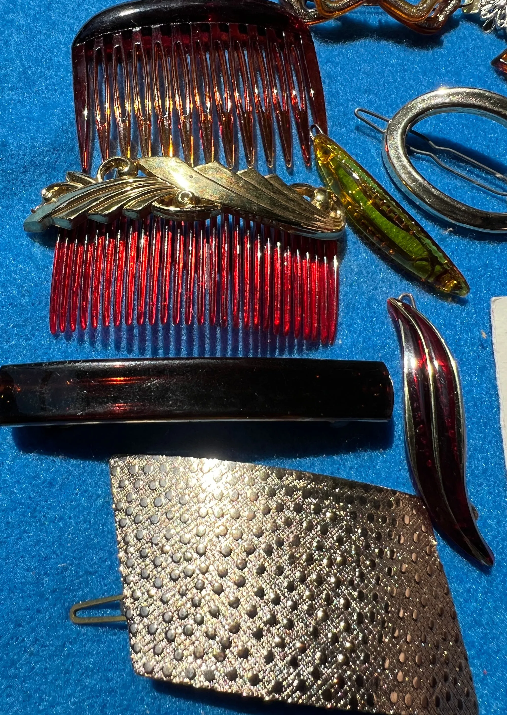 Job Lot of 18 Vintage Tortoiseshell, Black and Gold Hair Combs and Clips (3)