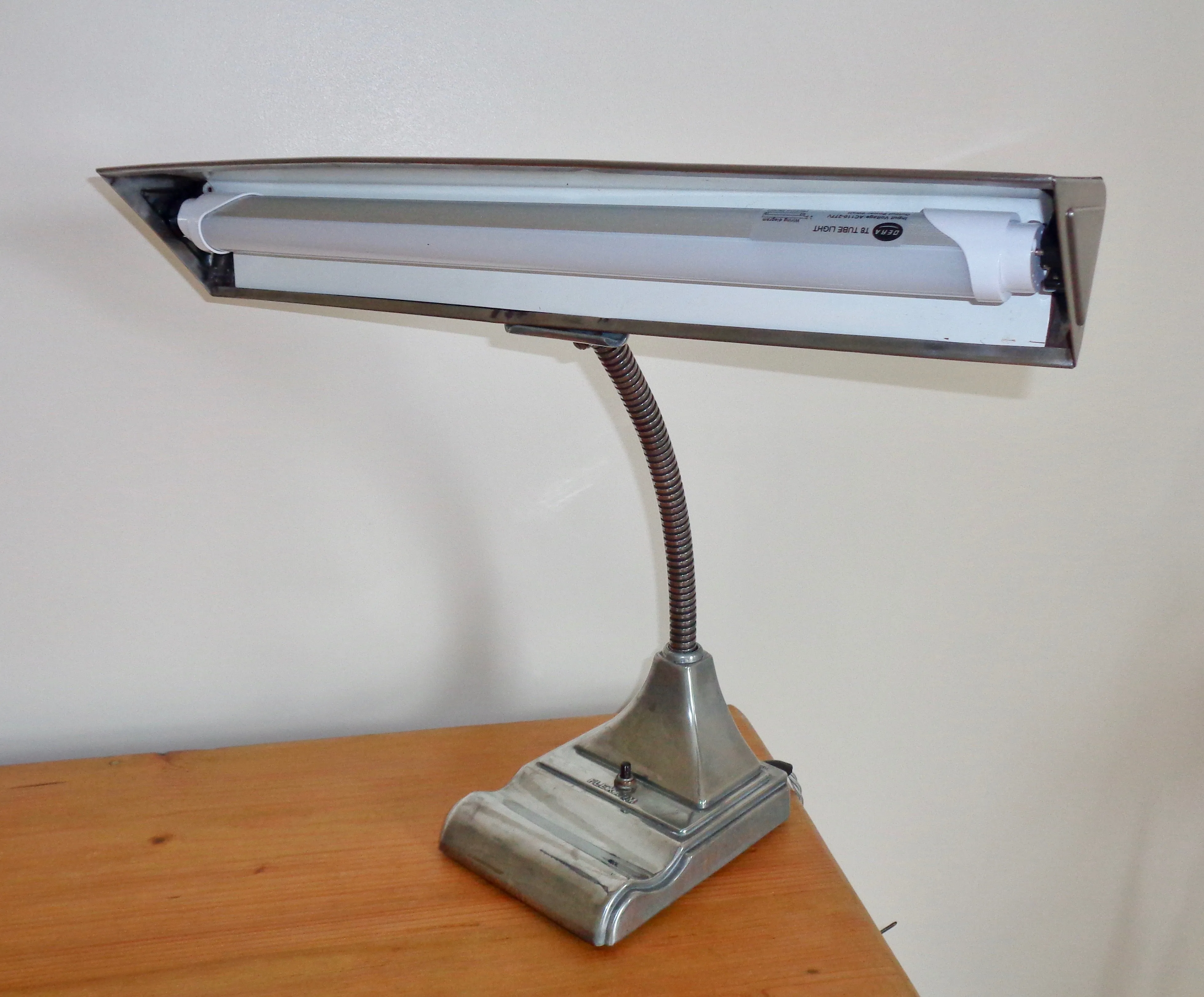 Vintage Fluorescent Flexarm Desk Lamp By The Art Speciality Co. Chicago